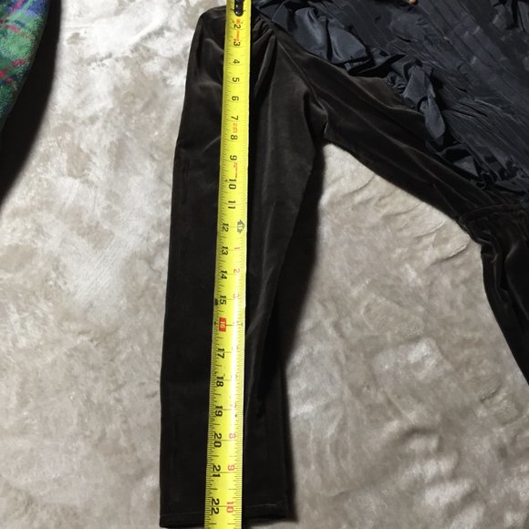 Vintage black velvet dress perfect for holidays - Picture 3 of 8